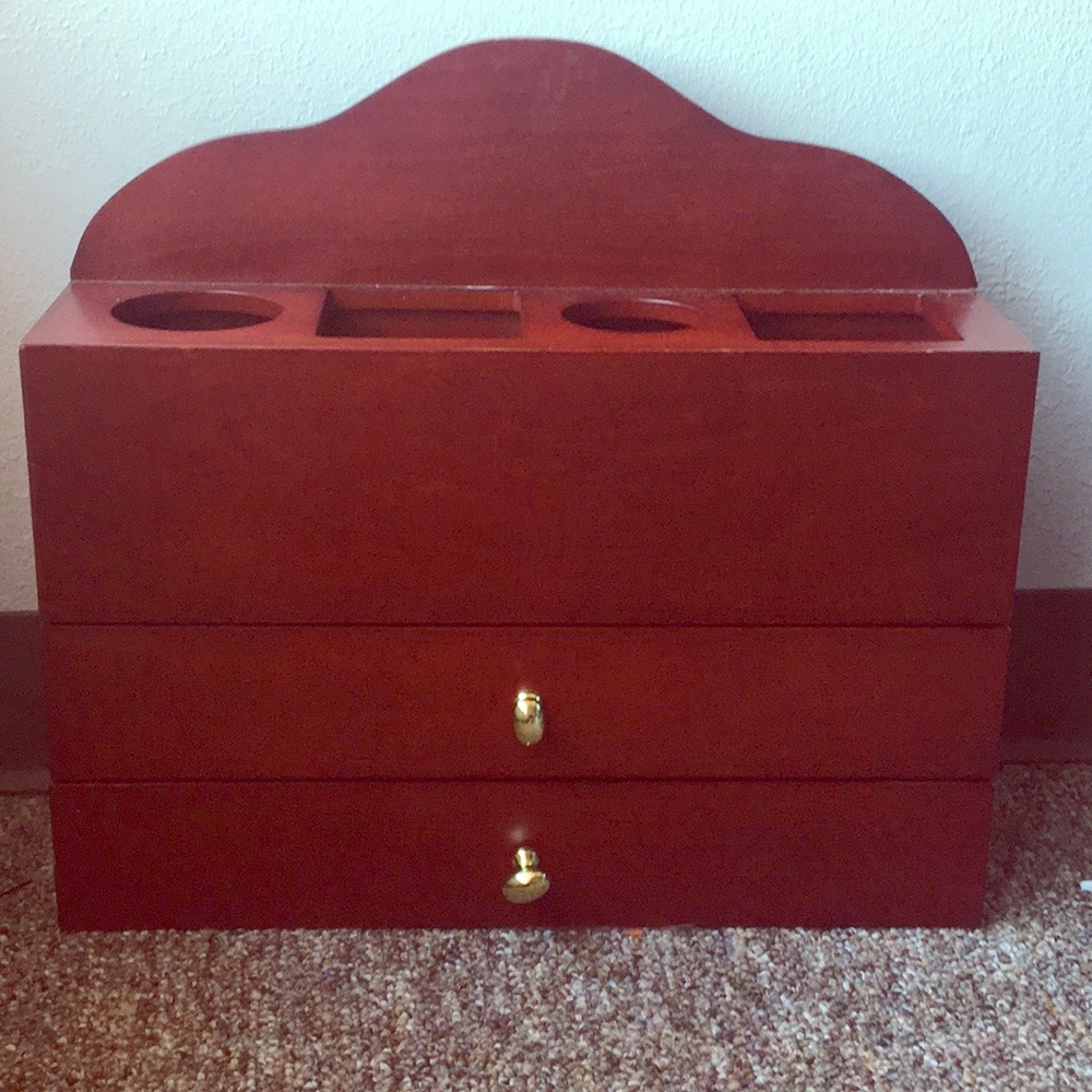 I’m selling a jewelry dresser